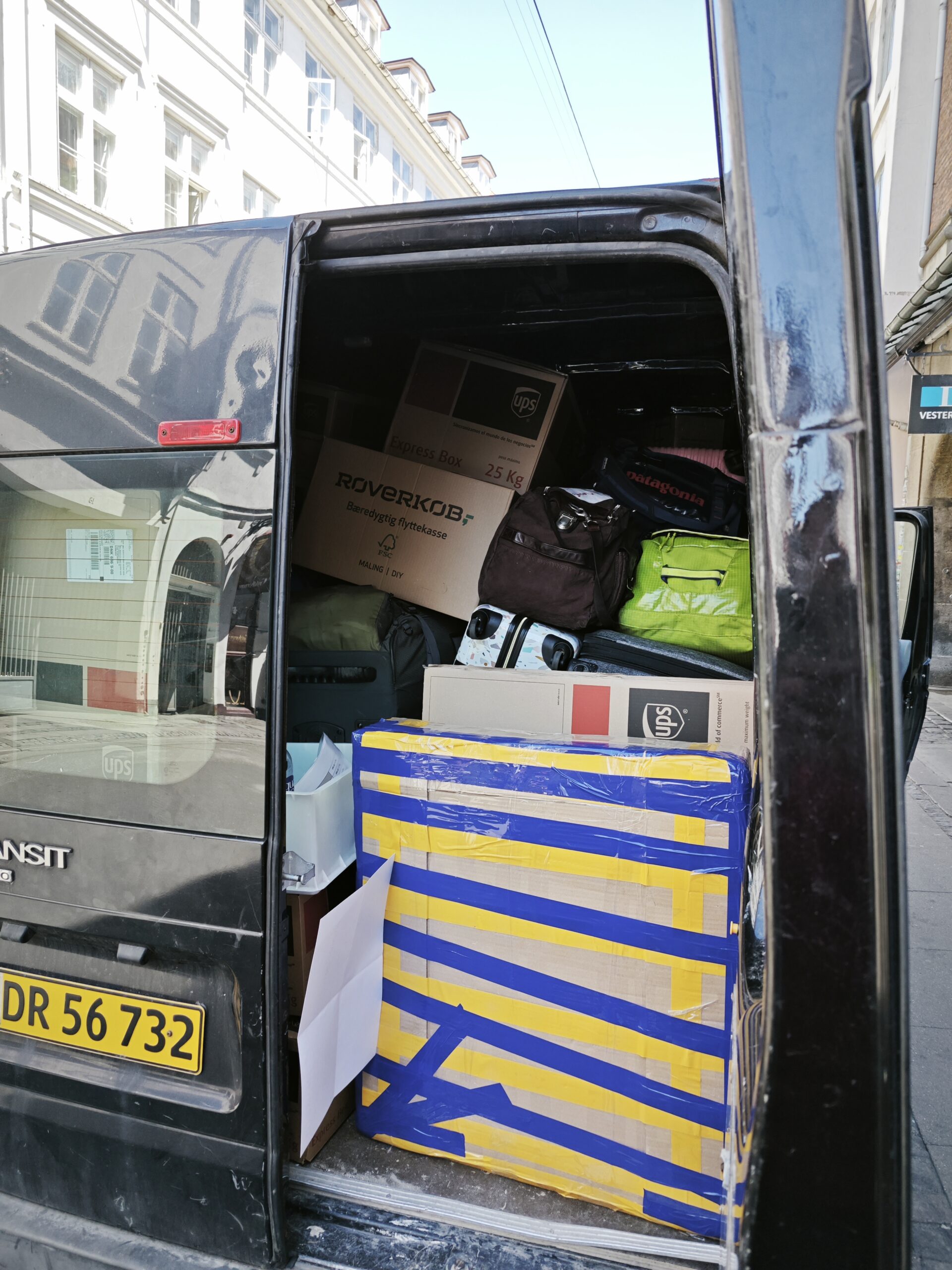 Luggage international shipment